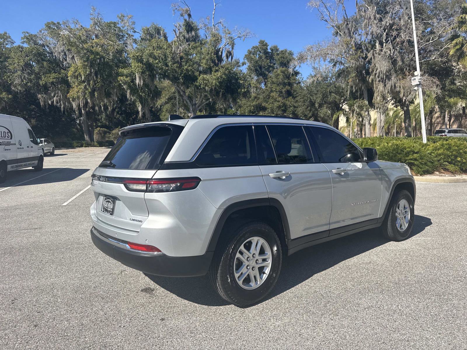 Used 2023 Jeep Grand Cherokee Laredo image 4