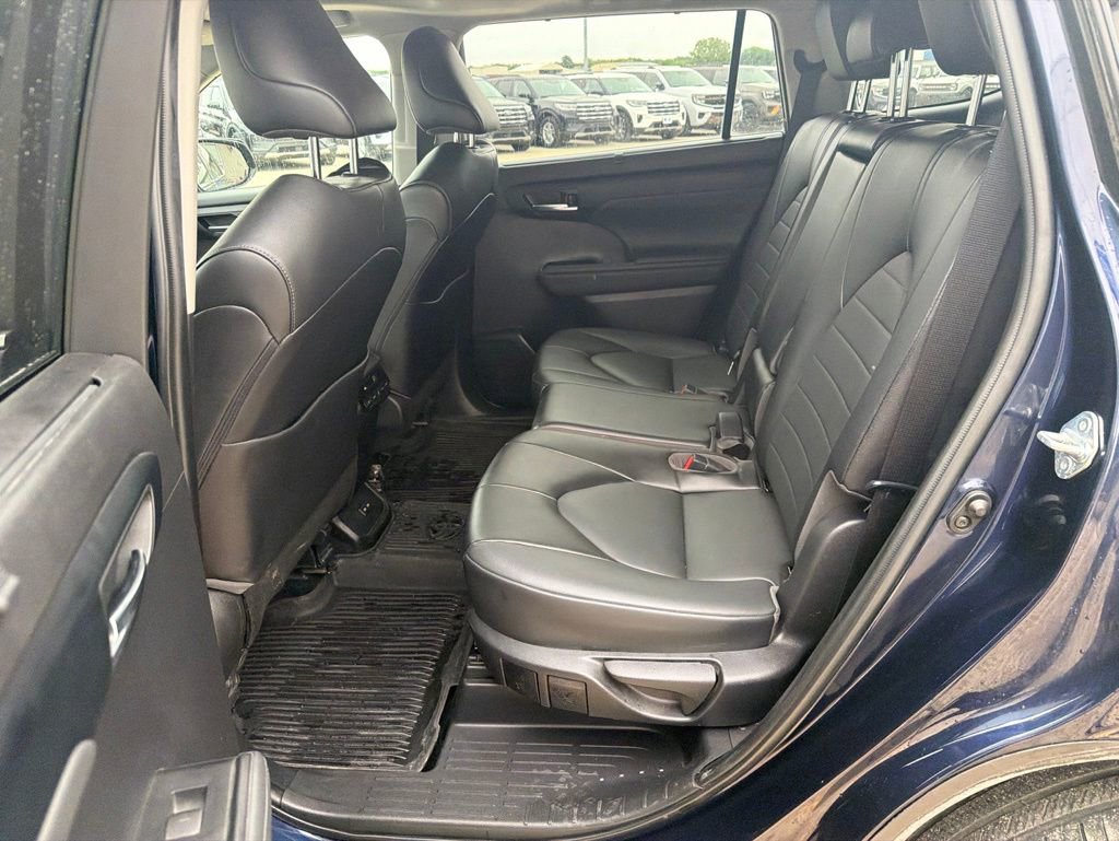 Used 2022 Toyota Highlander XLE AWD/4WD image 19