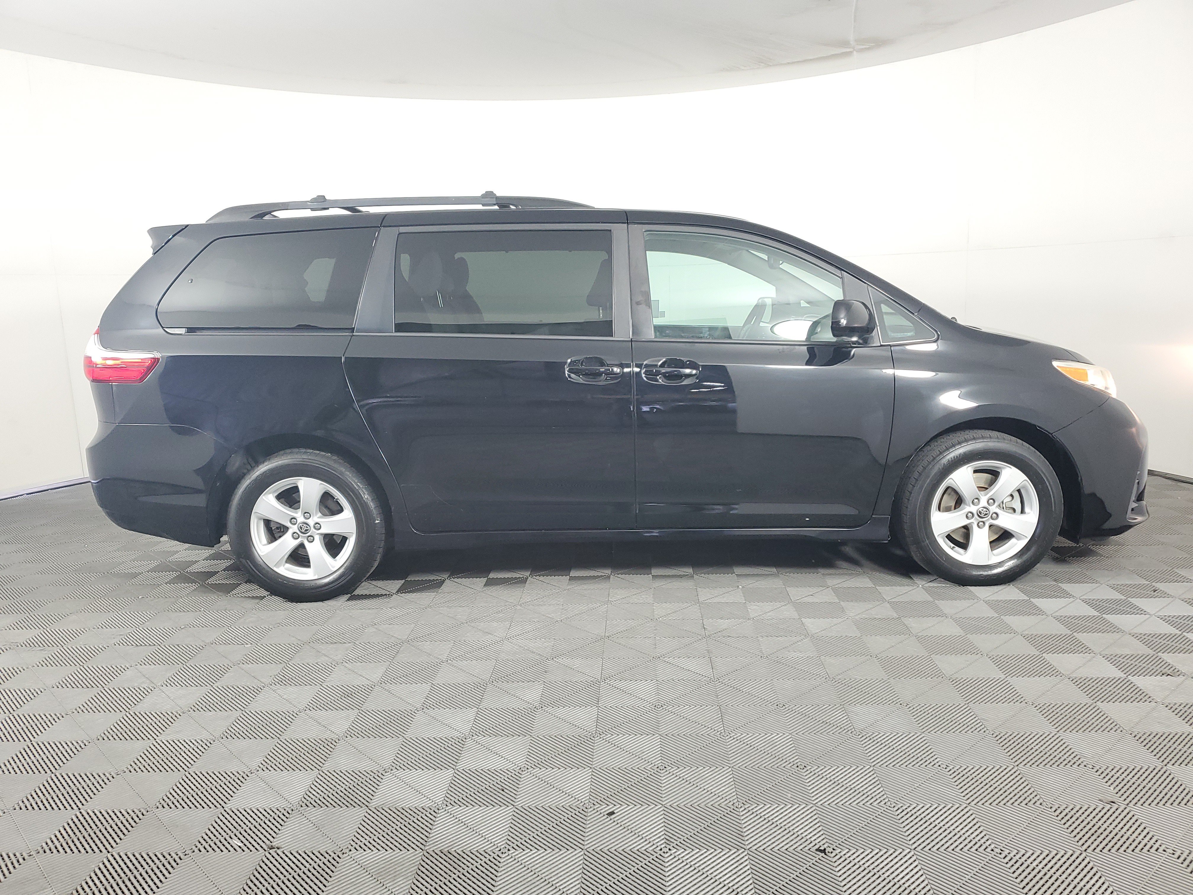 Used 2020 Toyota Sienna LE w/ Carpet Mat Package FWD image 3