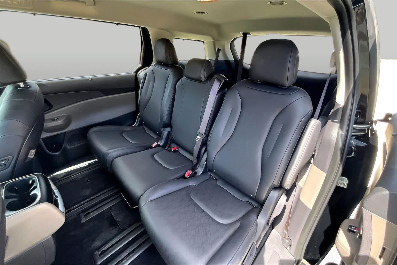 Used 2026 Kia Carnival EX FWD image 18