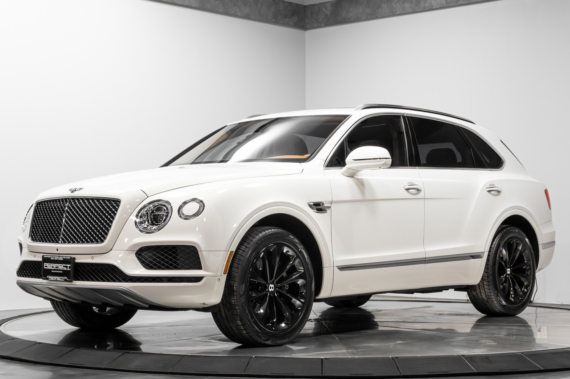 Used 2019 Bentley Bentayga image 2