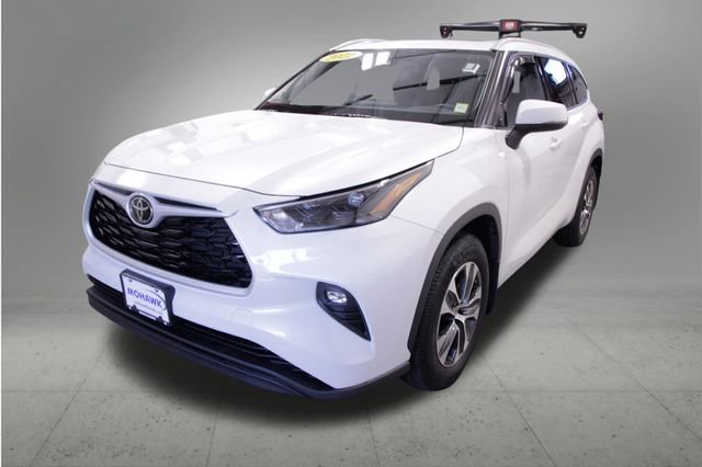 Used 2022 Toyota Highlander XLE AWD/4WD image 1