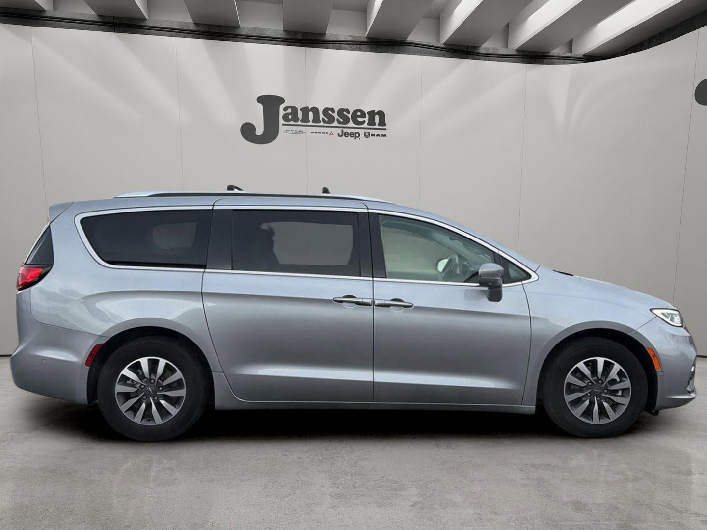 Used 2021 Chrysler Pacifica Touring-L FWD image 5