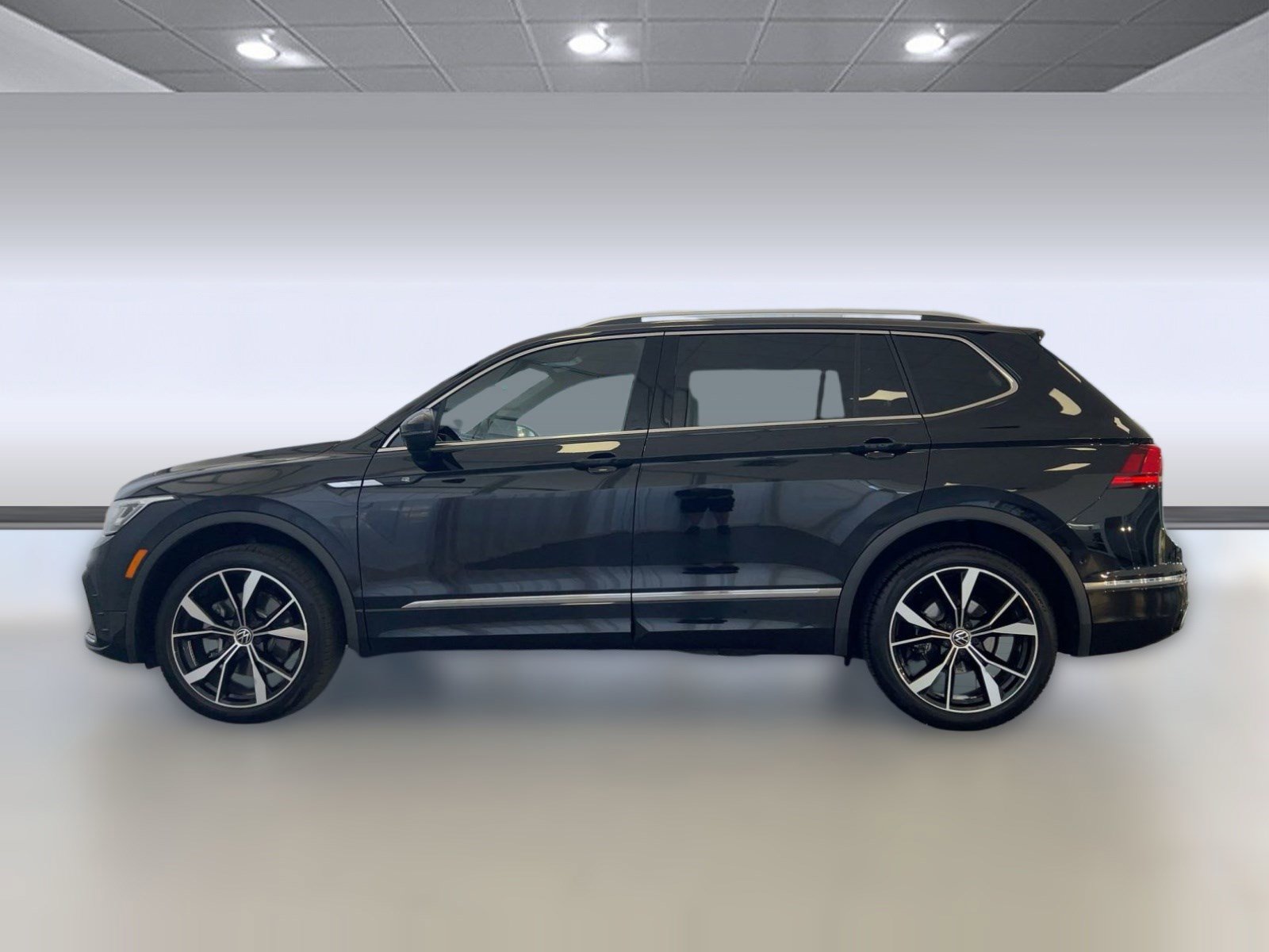 Certified 2023 Volkswagen Tiguan SEL R-Line image 2