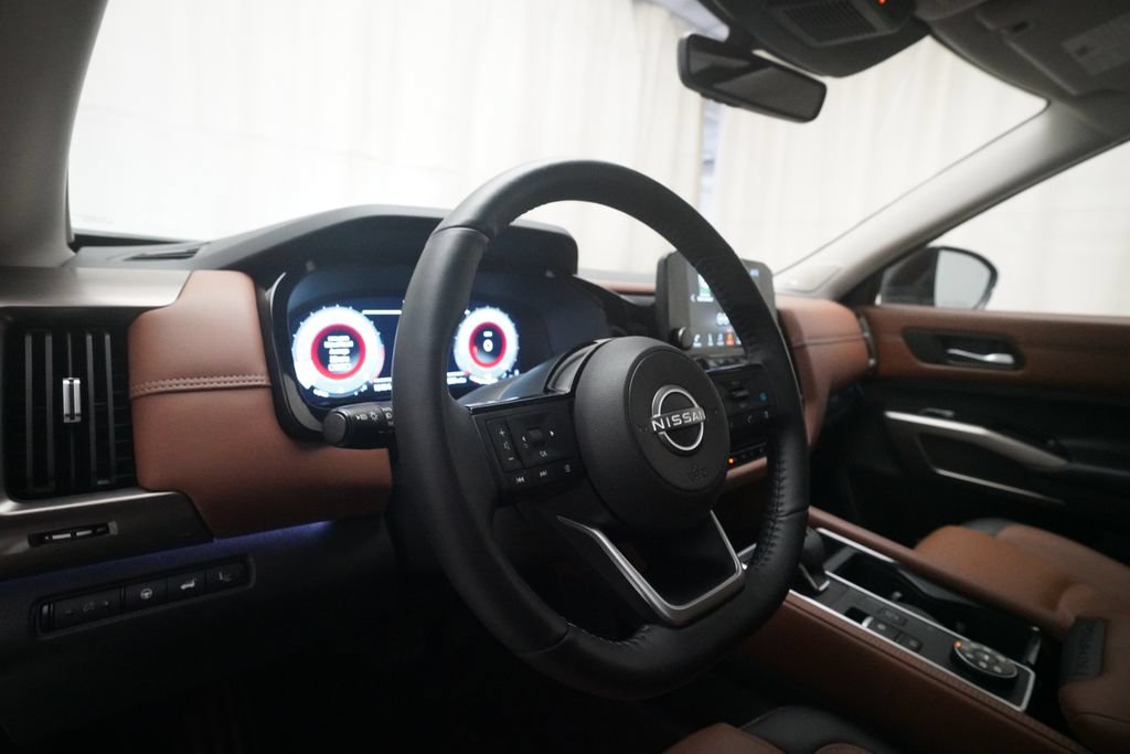 Used 2025 Nissan Pathfinder Platinum AWD/4WD image 8