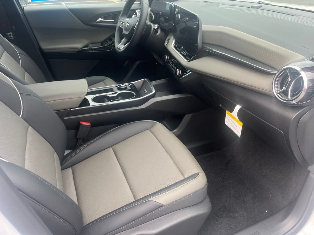New 2026 Chevrolet Equinox LT w/ Convenience Package II FWD image 32