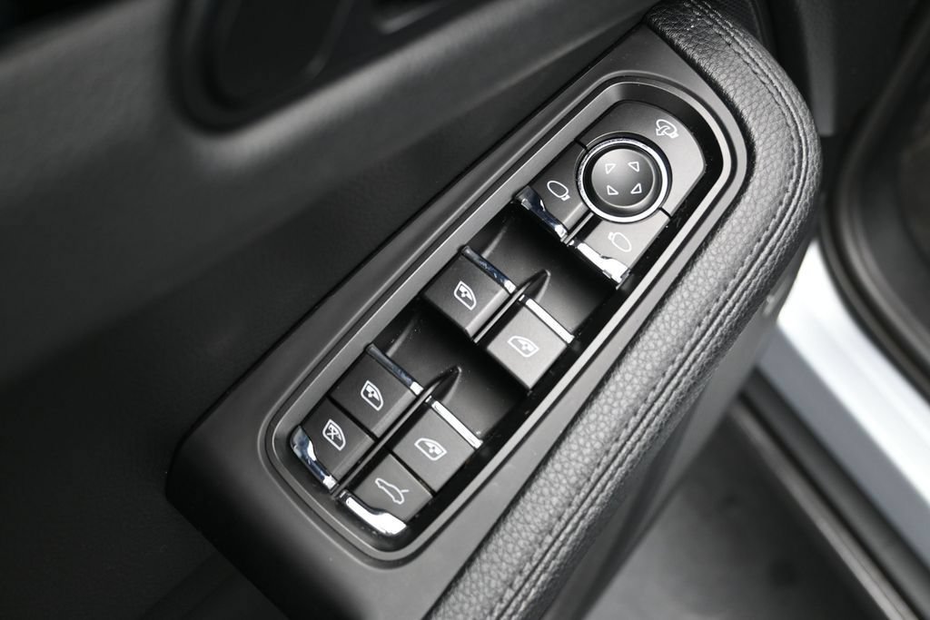 Certified 2022 Porsche Macan AWD/4WD image 9