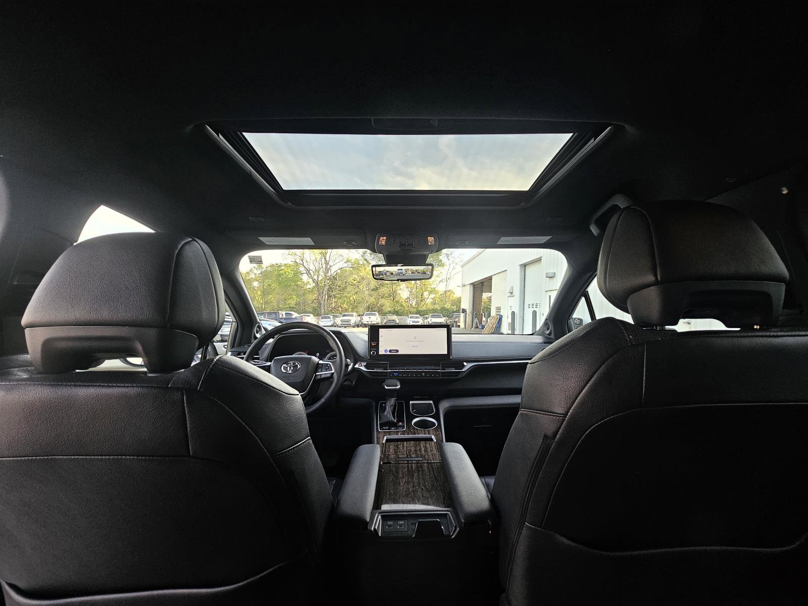 Used 2025 Toyota Sienna Limited image 36