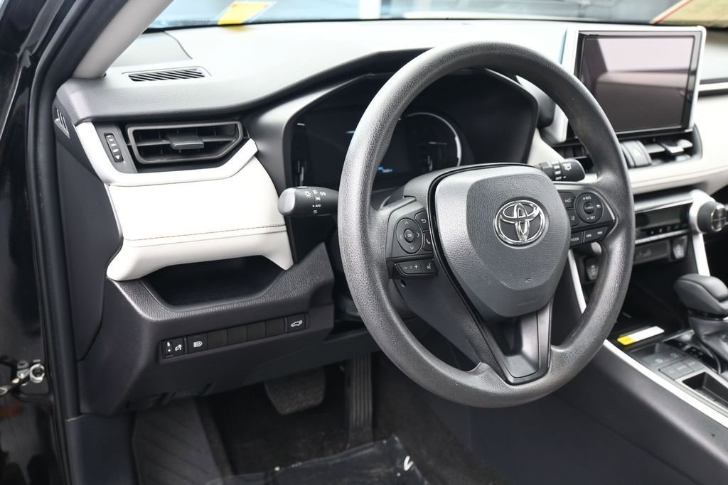 Used 2025 Toyota RAV4 XLE w/ Convenience Package FWD image 15