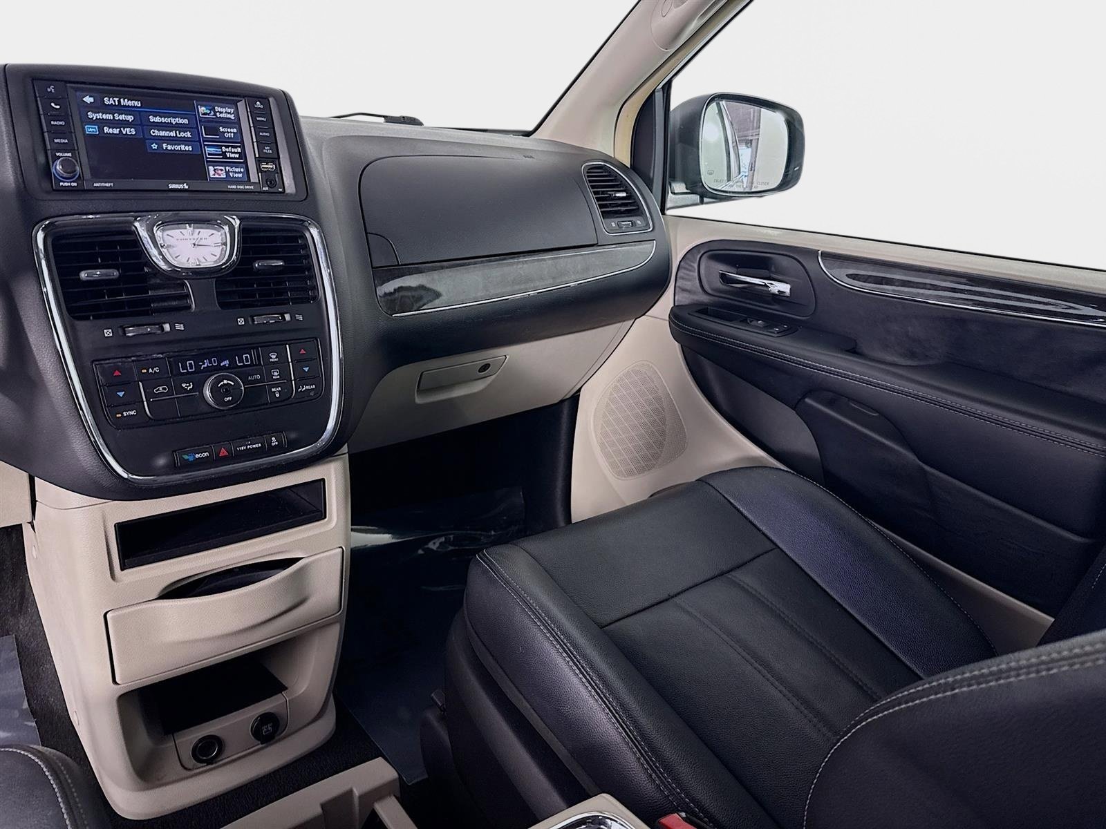 Used 2014 Chrysler Town & Country Touring image 22