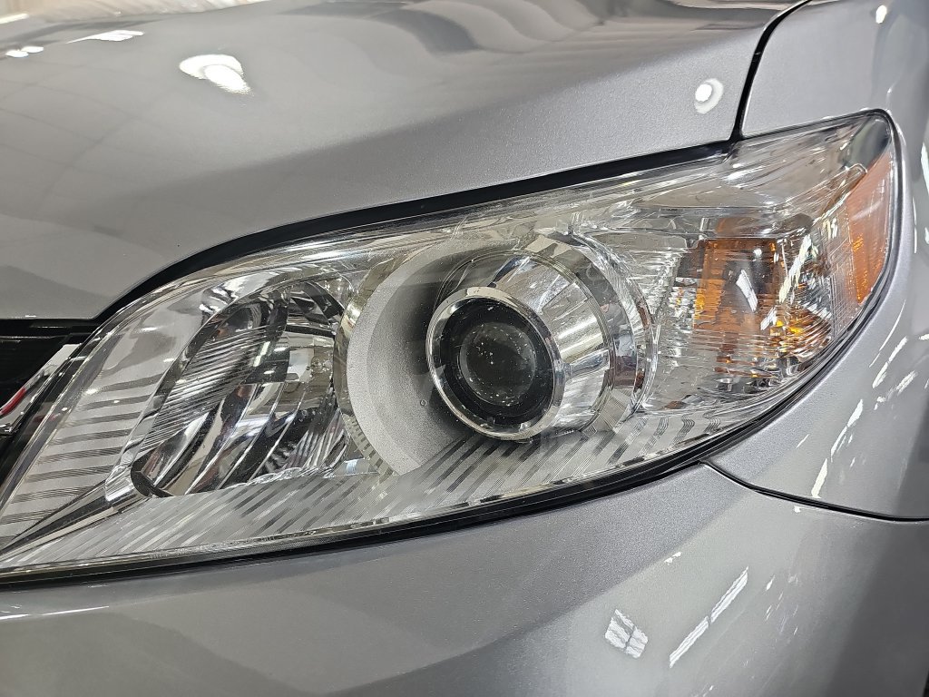 Used 2018 Toyota Sienna XLE Premium AWD/4WD image 38