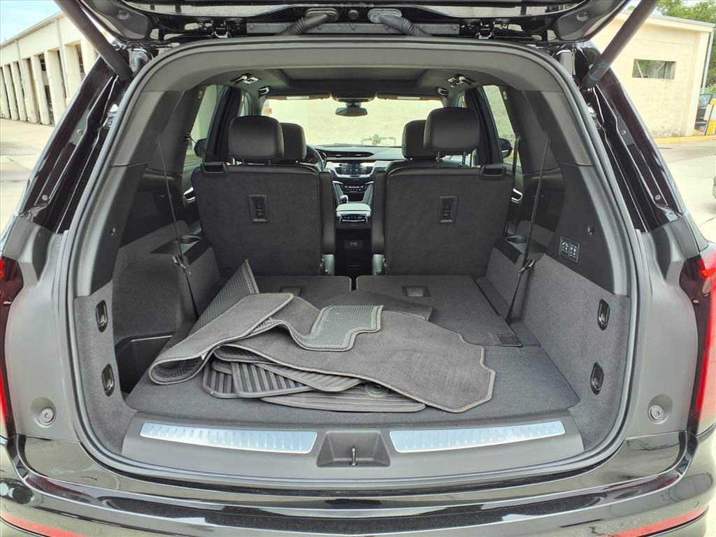 Used 2025 Cadillac XT6 Premium Luxury FWD image 16