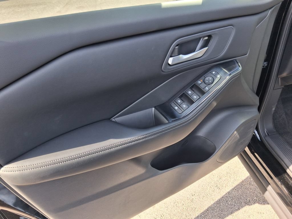 Used 2026 Nissan Rogue SV FWD image 15