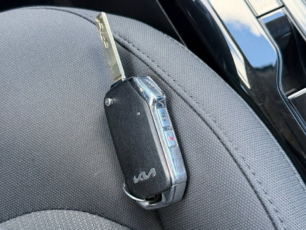 Used 2025 Kia Niro LX FWD image 32
