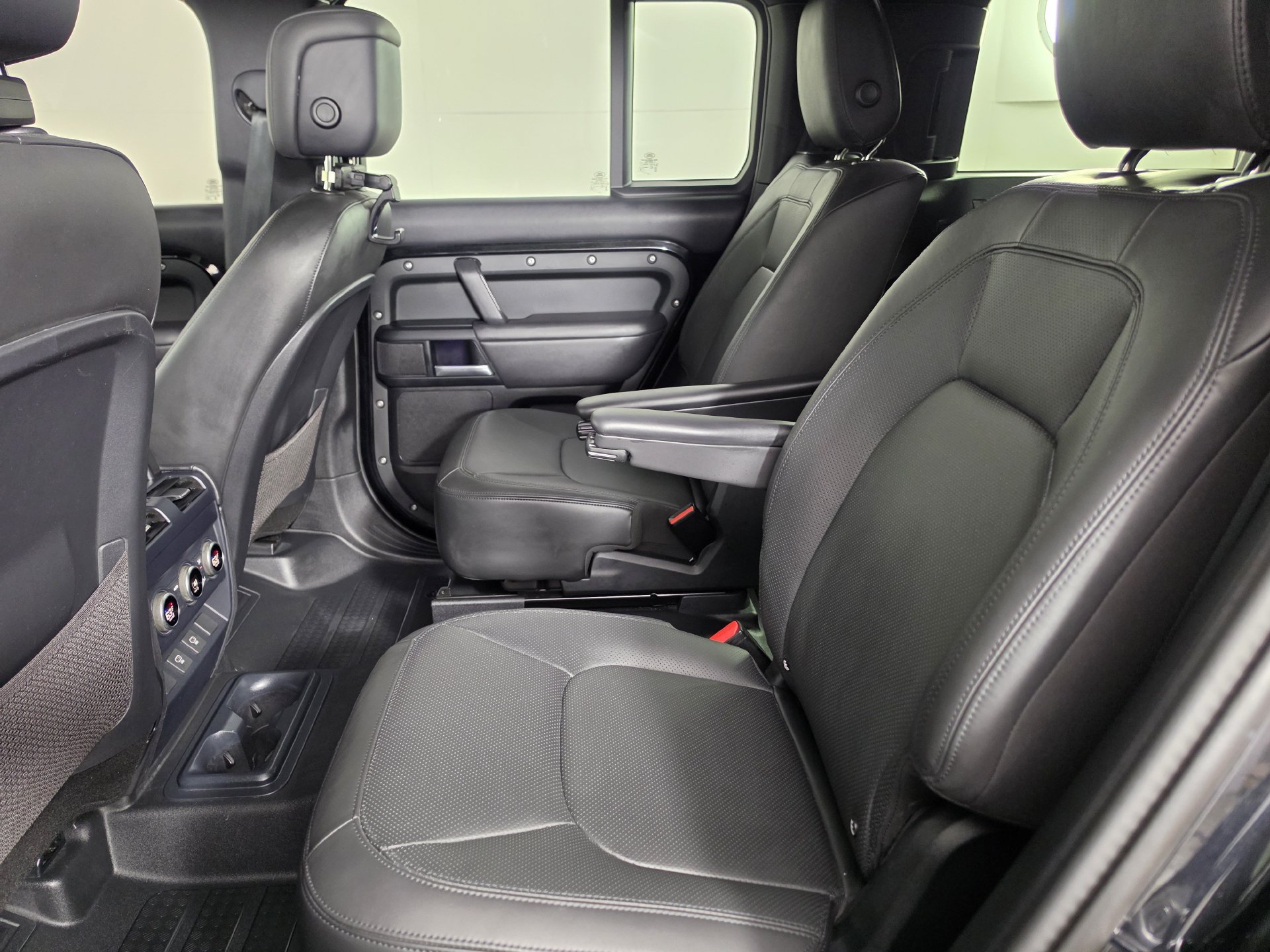 Used 2025 Land Rover Defender 130 X-Dynamic SE AWD/4WD image 23