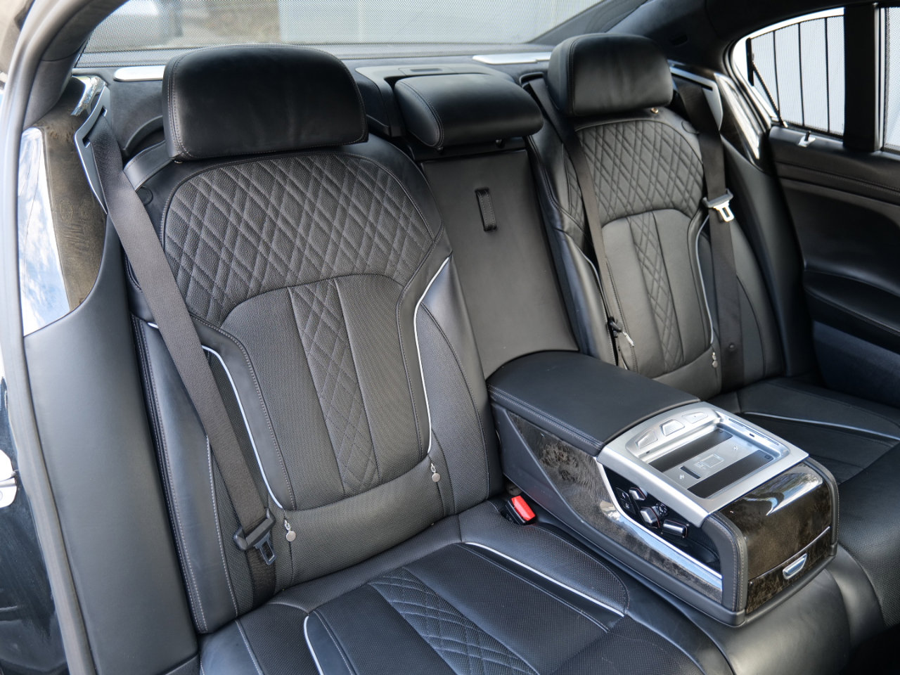 Used 2018 BMW M760i xDrive image 43