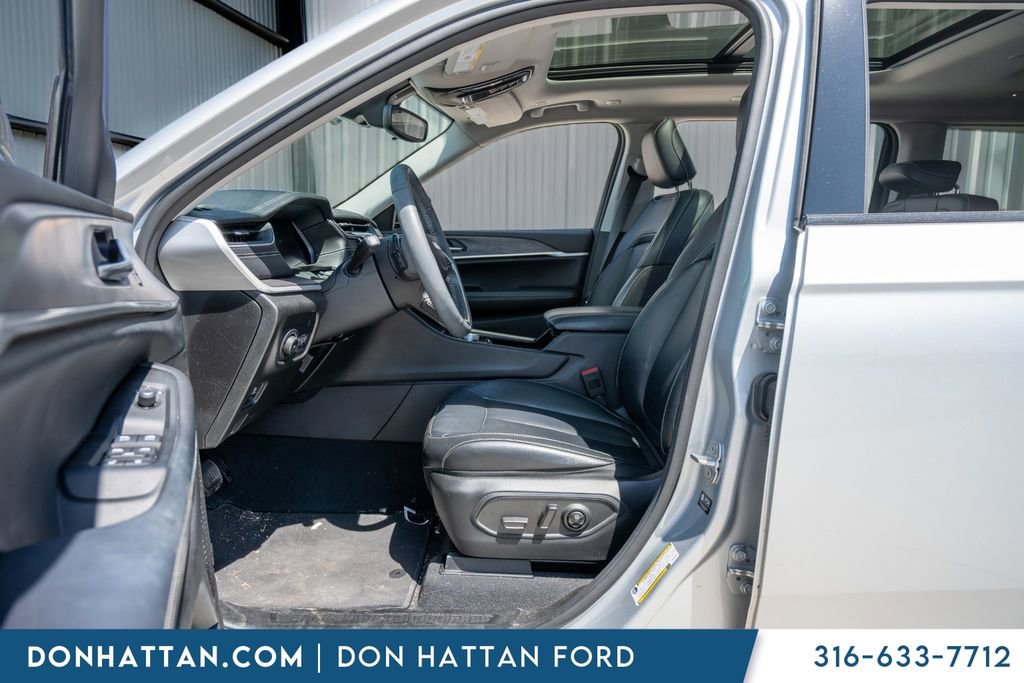 Used 2023 Jeep Grand Cherokee L Limited AWD/4WD image 5