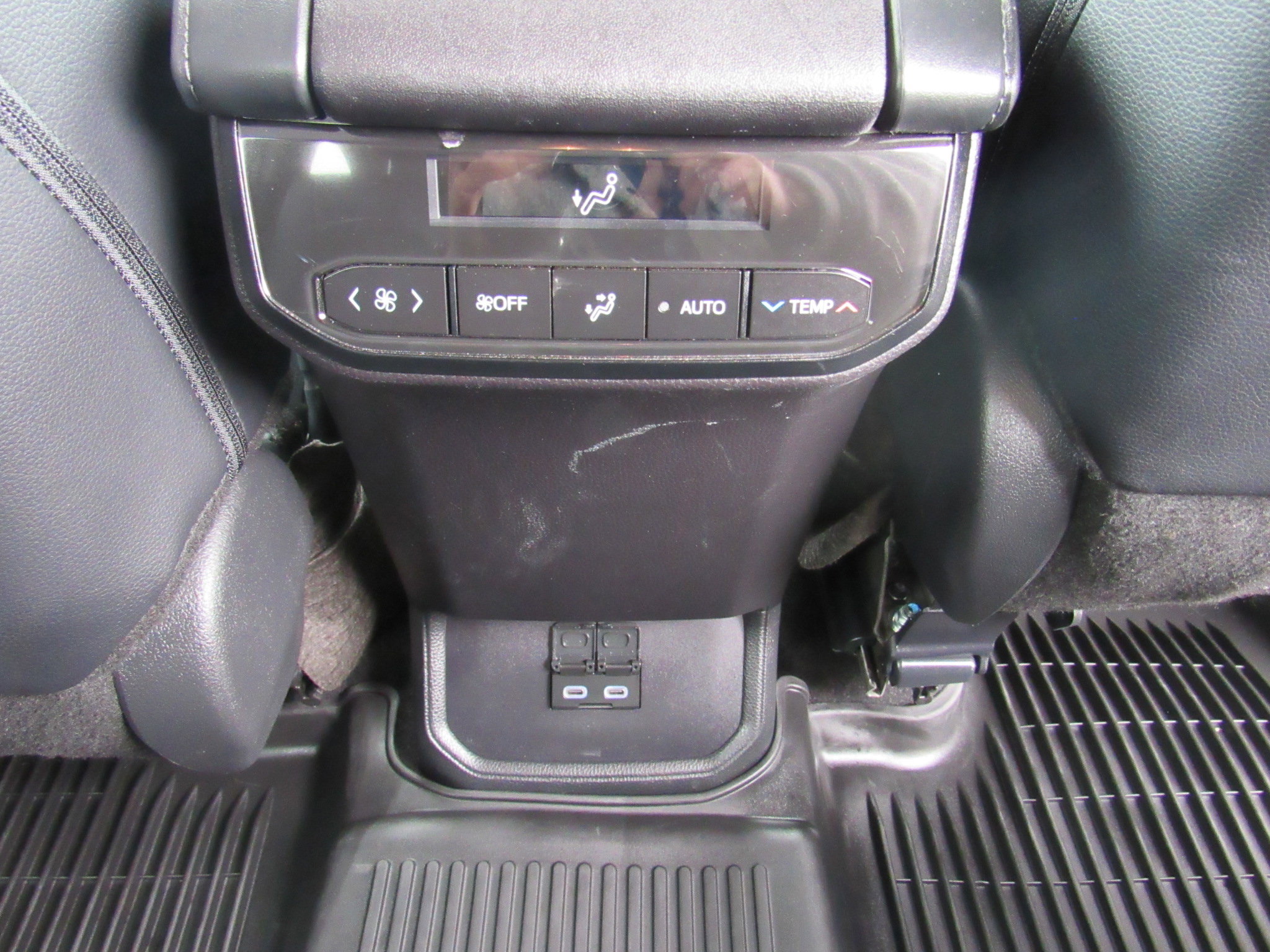 Used 2025 Toyota Highlander XLE image 25