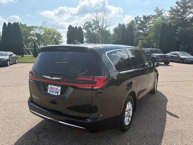 Used 2024 Chrysler Pacifica Touring-L FWD image 5