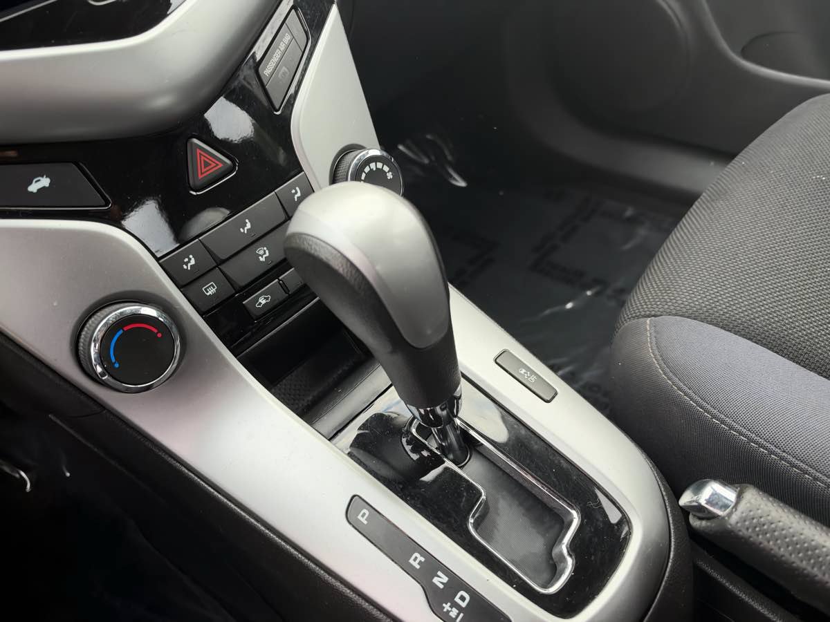 Used 2016 Chevrolet Cruze LT w/ Technology Package FWD image 12