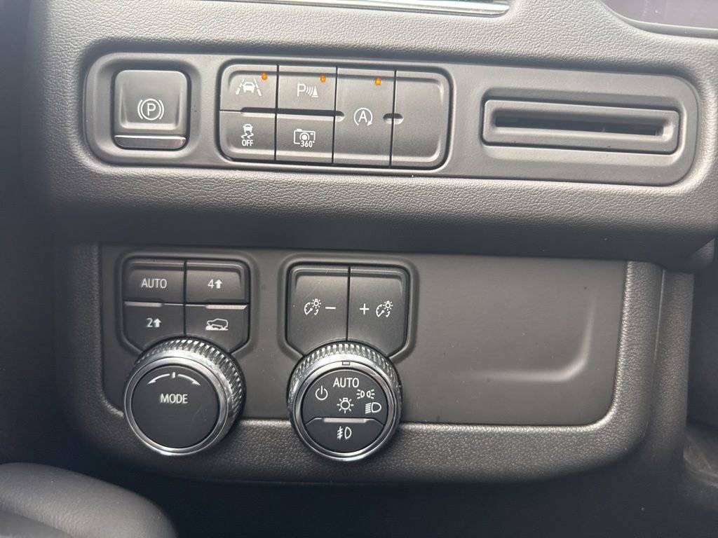 Used 2023 GMC Yukon SLT w/ SLT Premium Package image 24