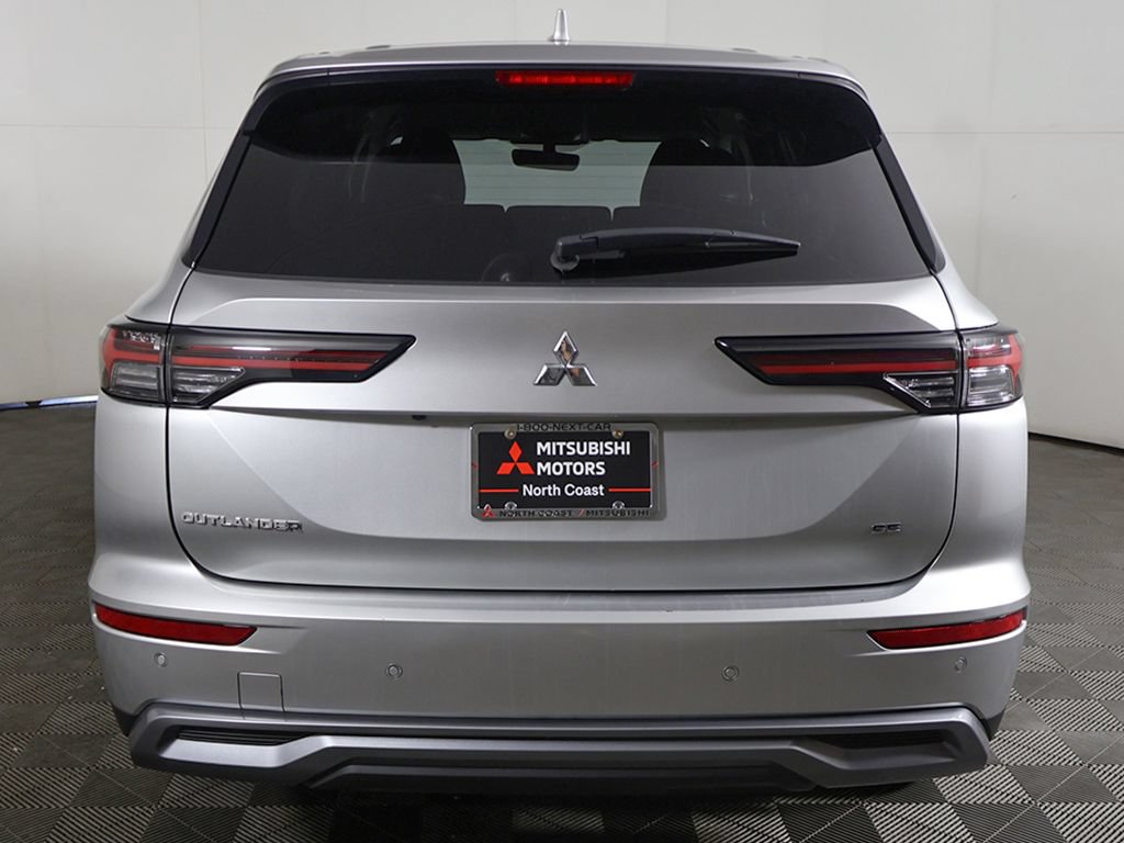 Used 2025 Mitsubishi Outlander SE FWD image 13