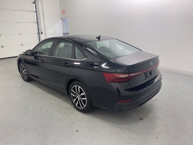 Used 2026 Volkswagen Jetta SE FWD image 3
