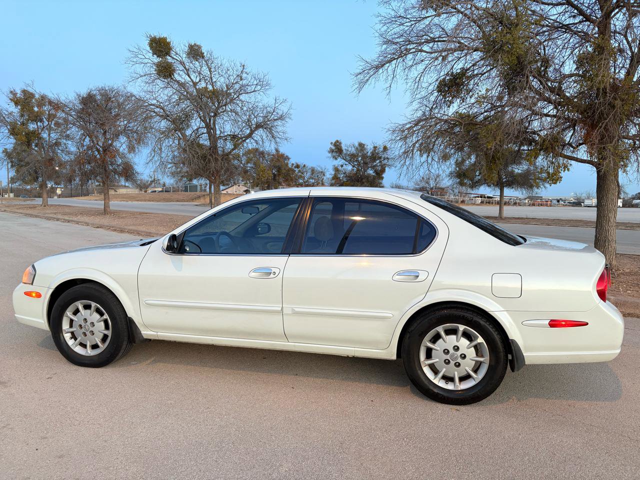 Used 2000 Nissan Maxima GXE image 2