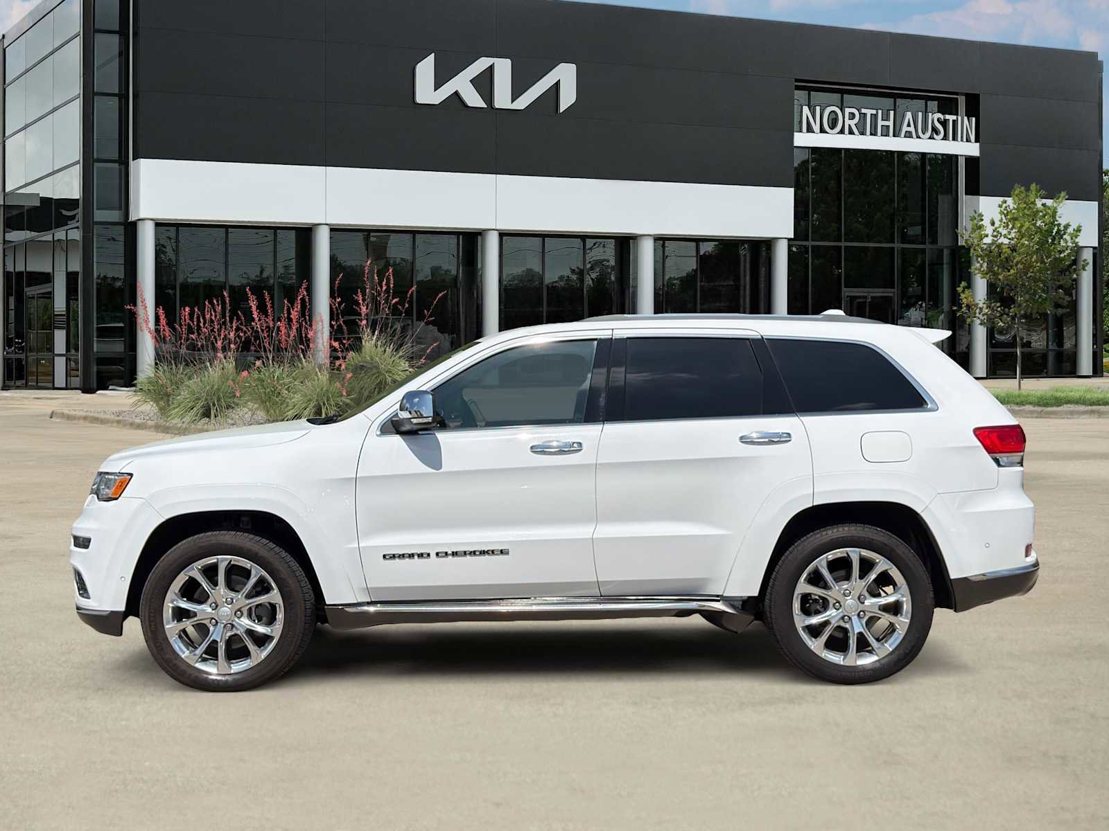 Used 2020 Jeep Grand Cherokee Summit AWD/4WD image 7