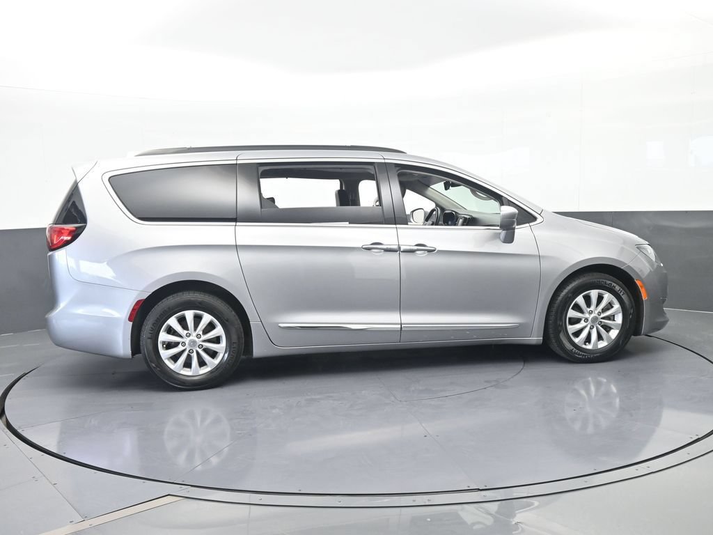 Used 2017 Chrysler Pacifica Touring-L FWD image 7