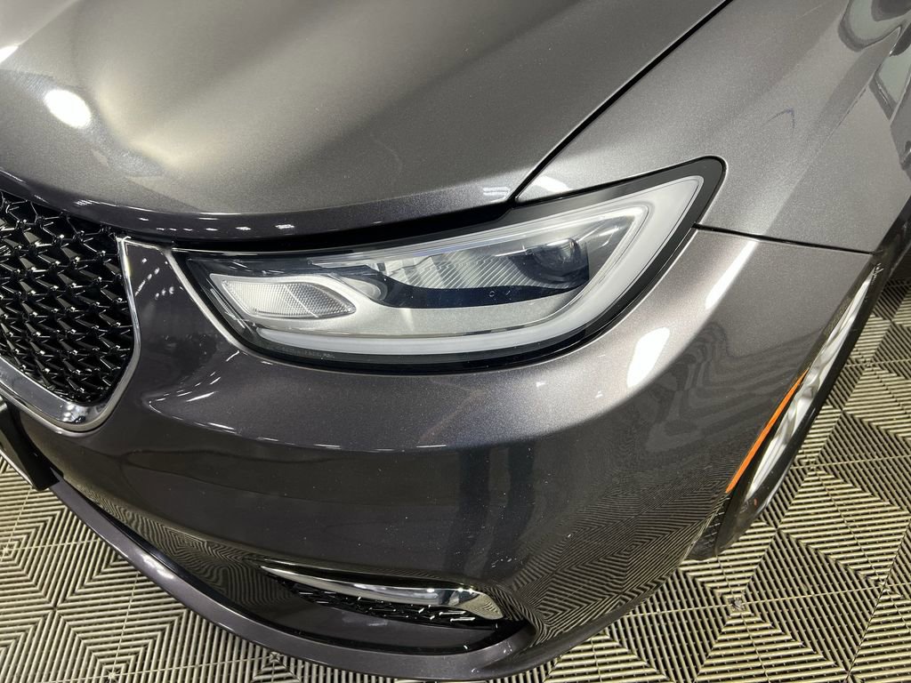 Used 2023 Chrysler Pacifica Touring-L image 35