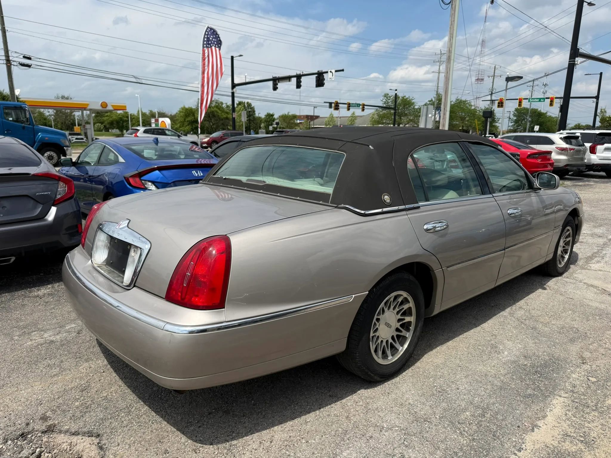 Used 2000 Lincoln Town Car Executive RWD image 3