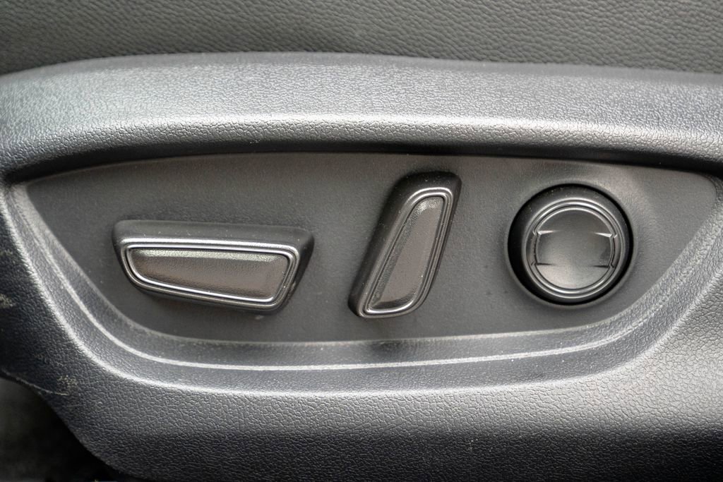 Used 2025 Toyota Camry SE w/ Convenience Package image 19