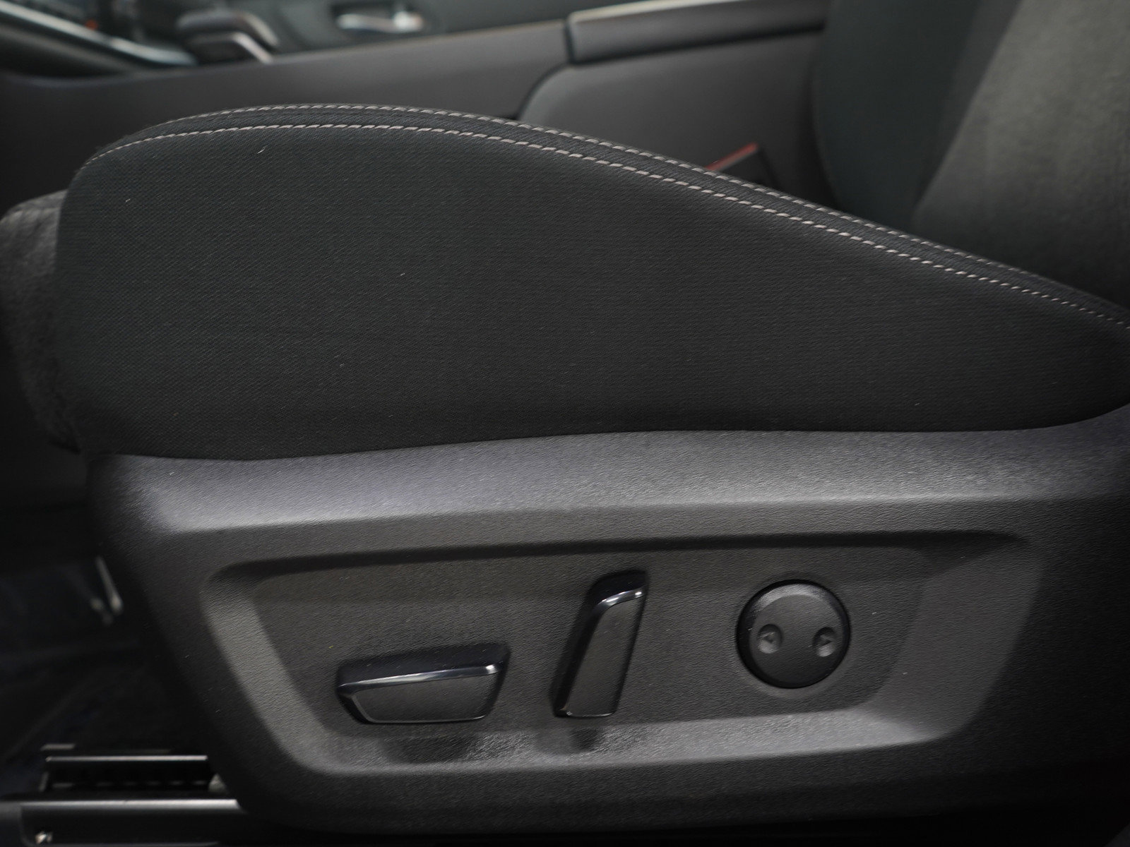 Used 2024 Nissan Rogue SV image 25