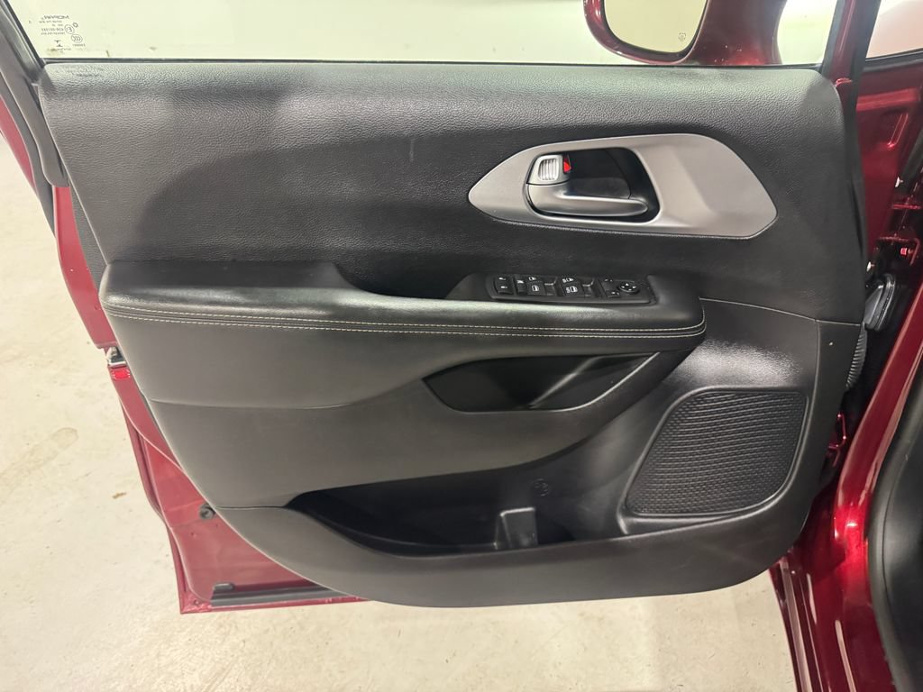 Used 2021 Chrysler Pacifica Touring w/ S Appearance Package FWD image 17