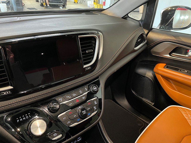 Used 2025 Chrysler Pacifica Pinnacle FWD image 11