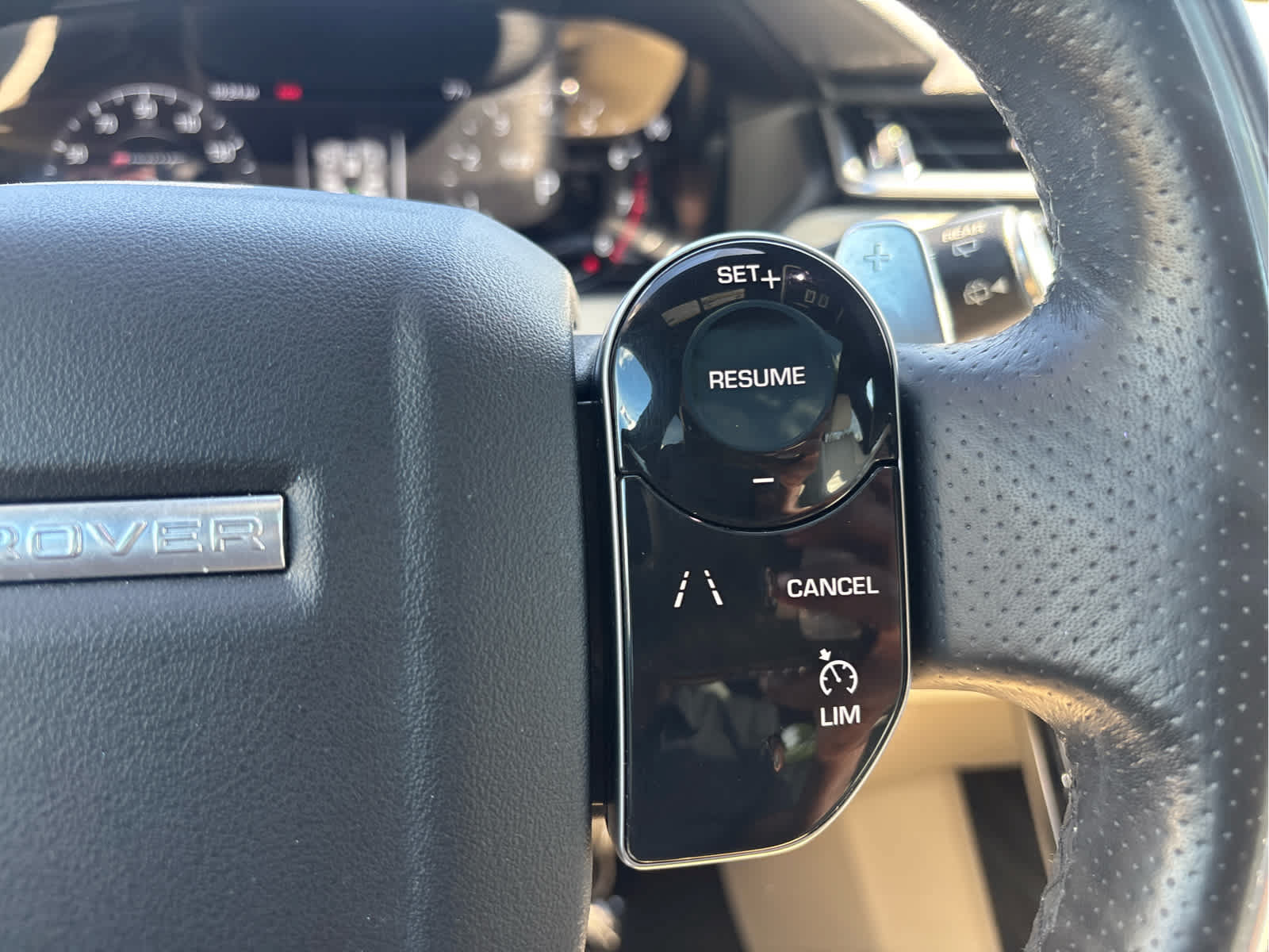 Used 2018 Land Rover Range Rover Velar R-Dynamic SE AWD/4WD image 31