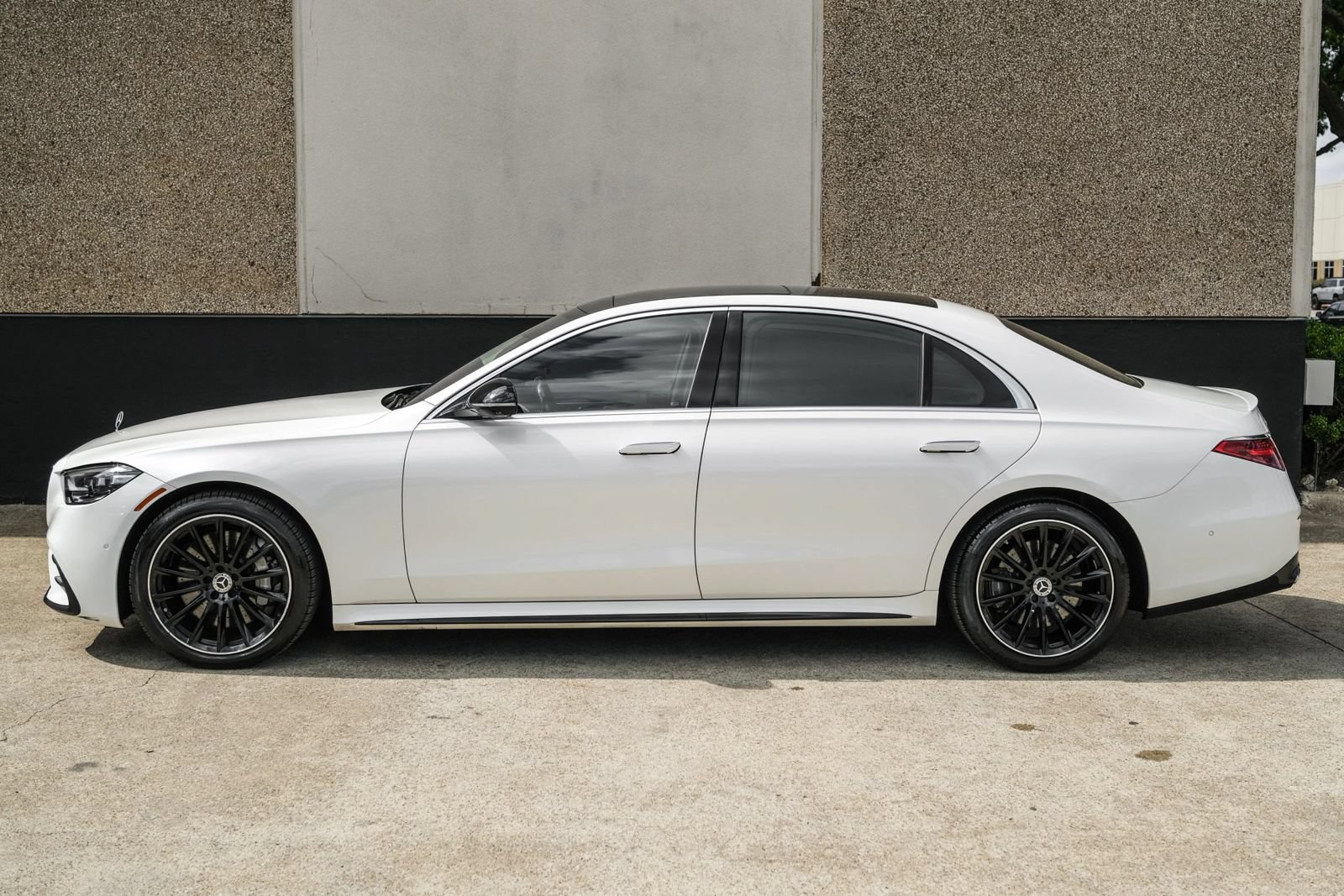 Used 2022 Mercedes-Benz S 580 4MATIC Sedan w/ AMG Line Package image 10