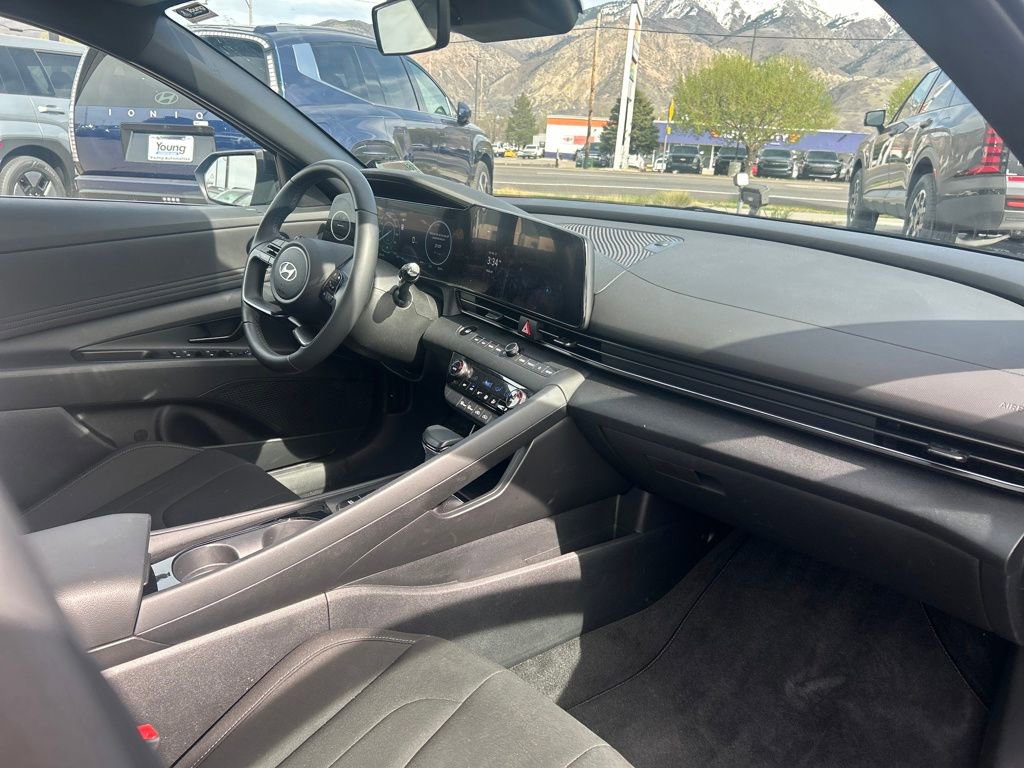 Used 2025 Hyundai Elantra SEL image 11