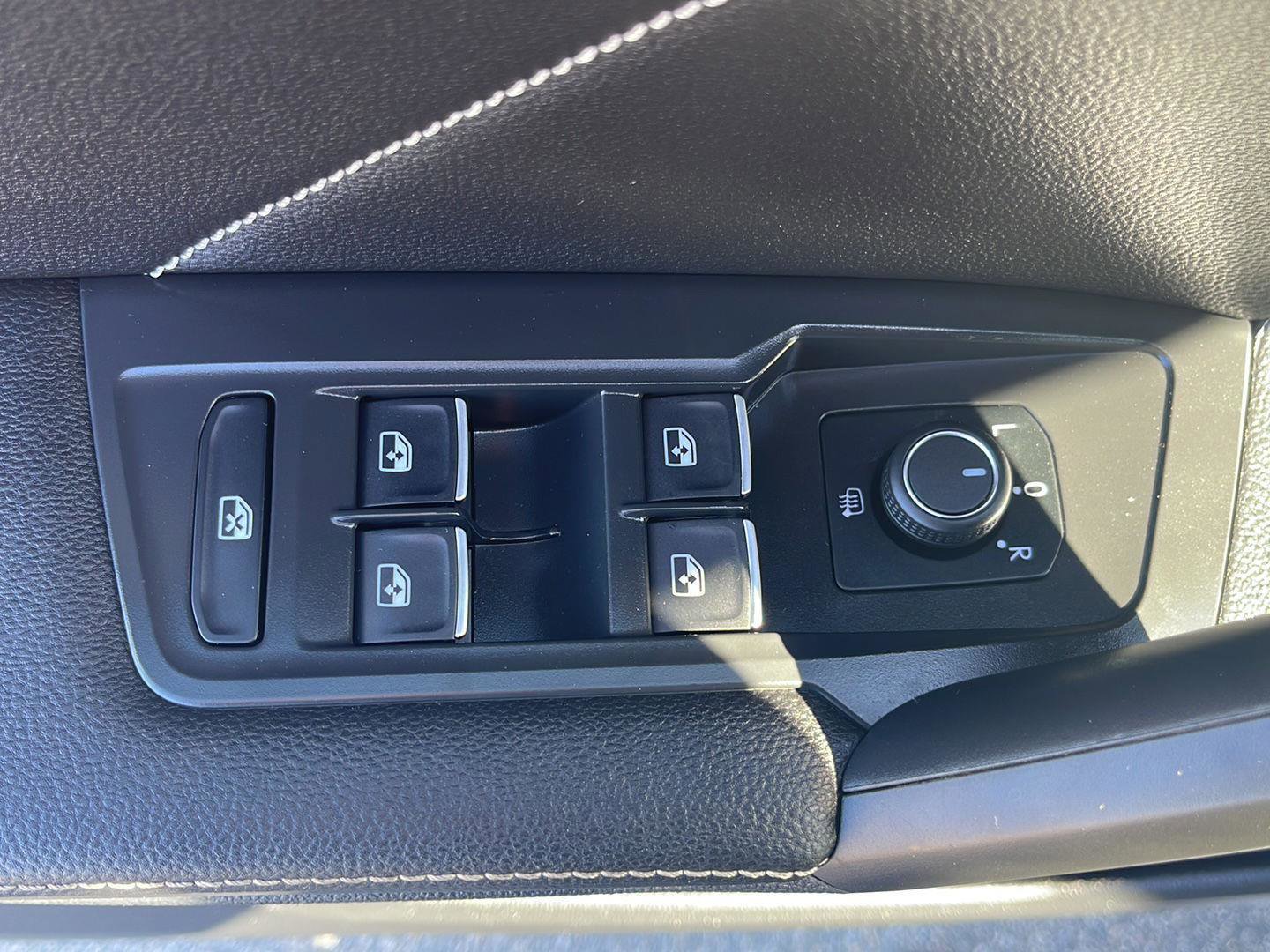 Certified 2022 Volkswagen Tiguan SE R-Line image 11