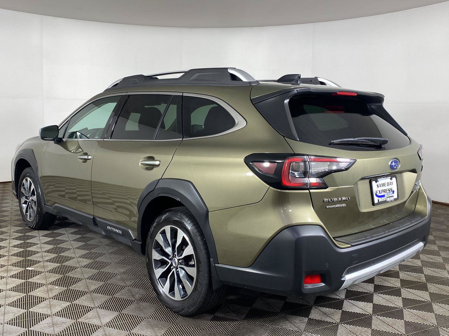 Used 2024 Subaru Outback Touring AWD/4WD image 8