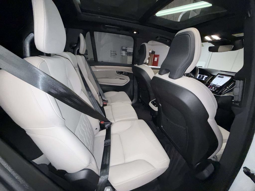 Used 2025 Volvo XC90 B6 Plus AWD/4WD image 16
