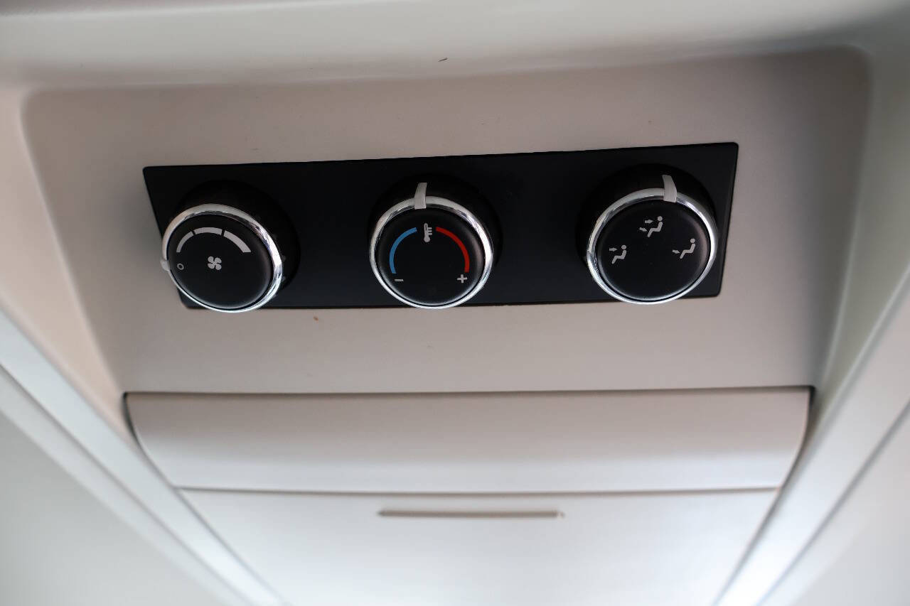 Used 2011 Volkswagen Routan SE FWD image 31