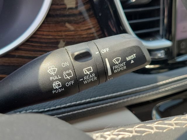 Used 2023 Chrysler Pacifica Limited w/ Trailer Tow Group AWD/4WD image 17