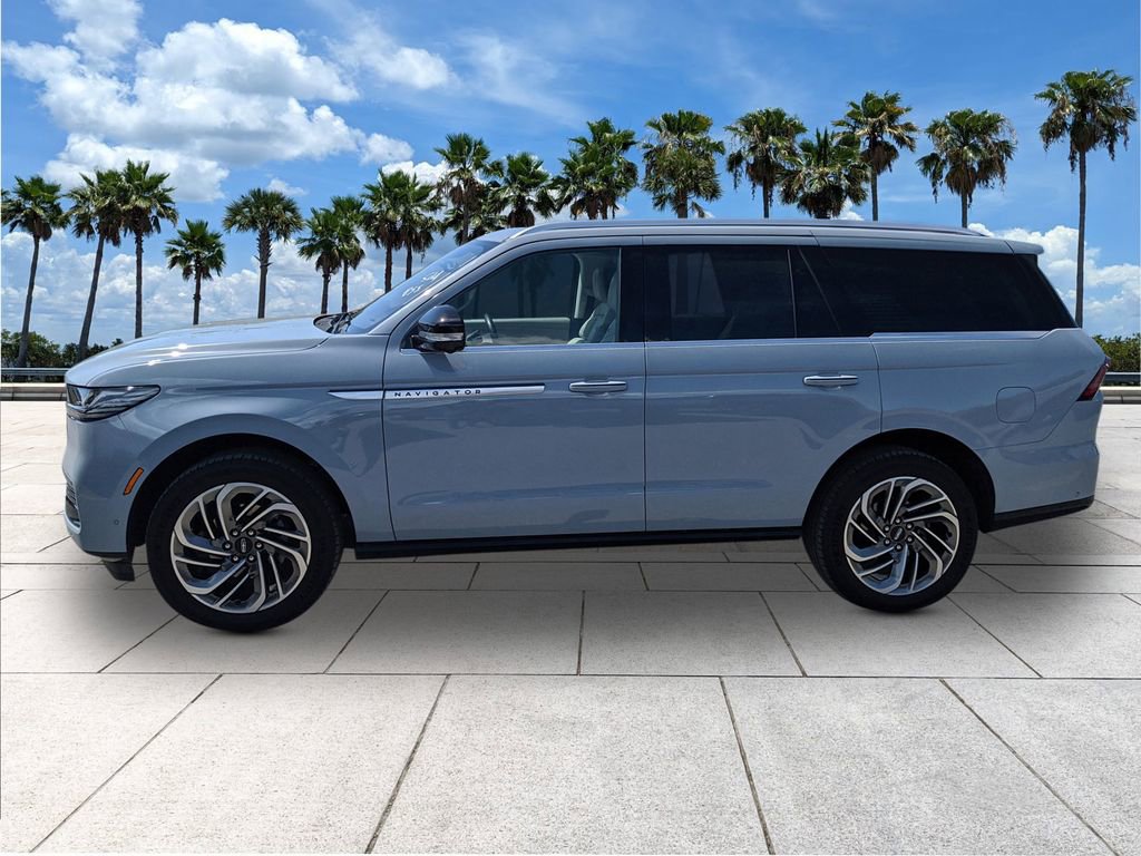 Used 2025 Lincoln Navigator Reserve image 4