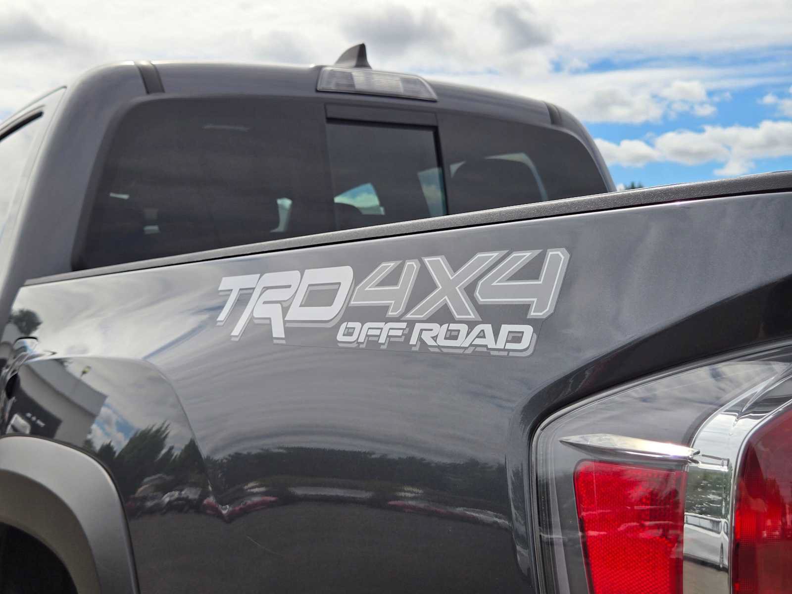 Used 2022 Toyota Tacoma TRD Off-Road w/ Technology Package AWD/4WD image 18