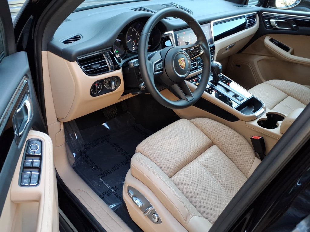 Certified 2026 Porsche Macan AWD/4WD image 14