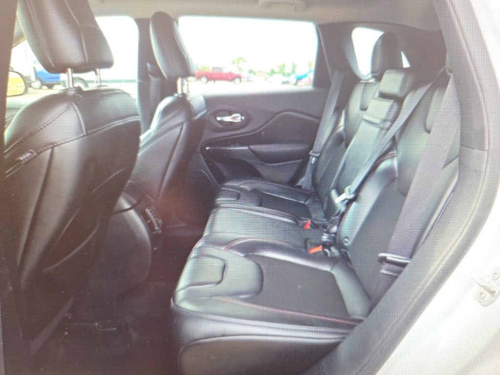 Used 2019 Jeep Cherokee Trailhawk w/ Cold Weather Group AWD/4WD image 9