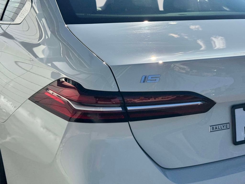 Certified 2025 BMW i5 xDrive40 w/ Premium Package image 10