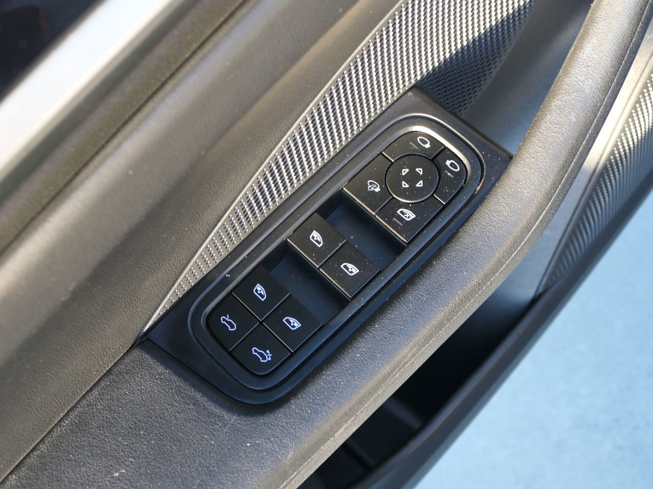 Used 2024 Porsche Macan 4 Electric image 19